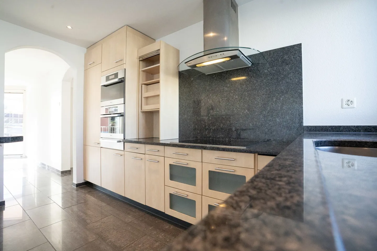 Appartement à louer avec espace, lumière et charme particulier - Photo 4 sur 9