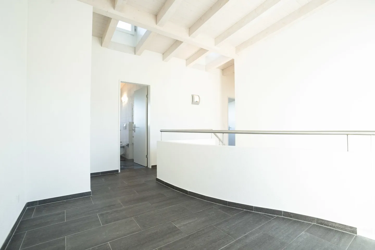 Appartement à louer avec espace, lumière et charme particulier - Photo 7 sur 9