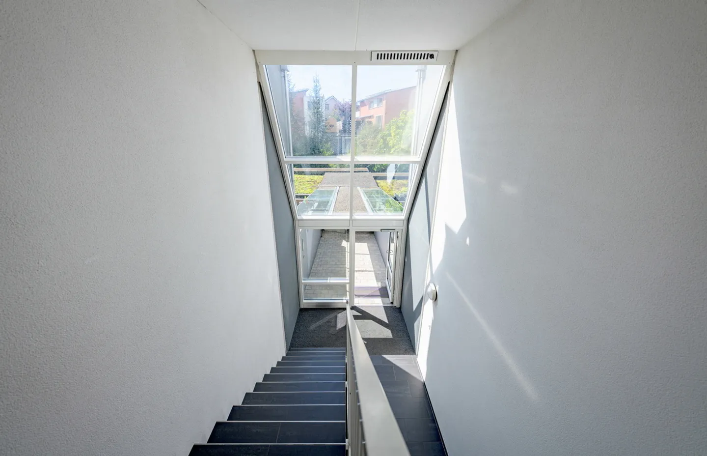 Appartement à louer avec espace, lumière et charme particulier - Photo 8 sur 9
