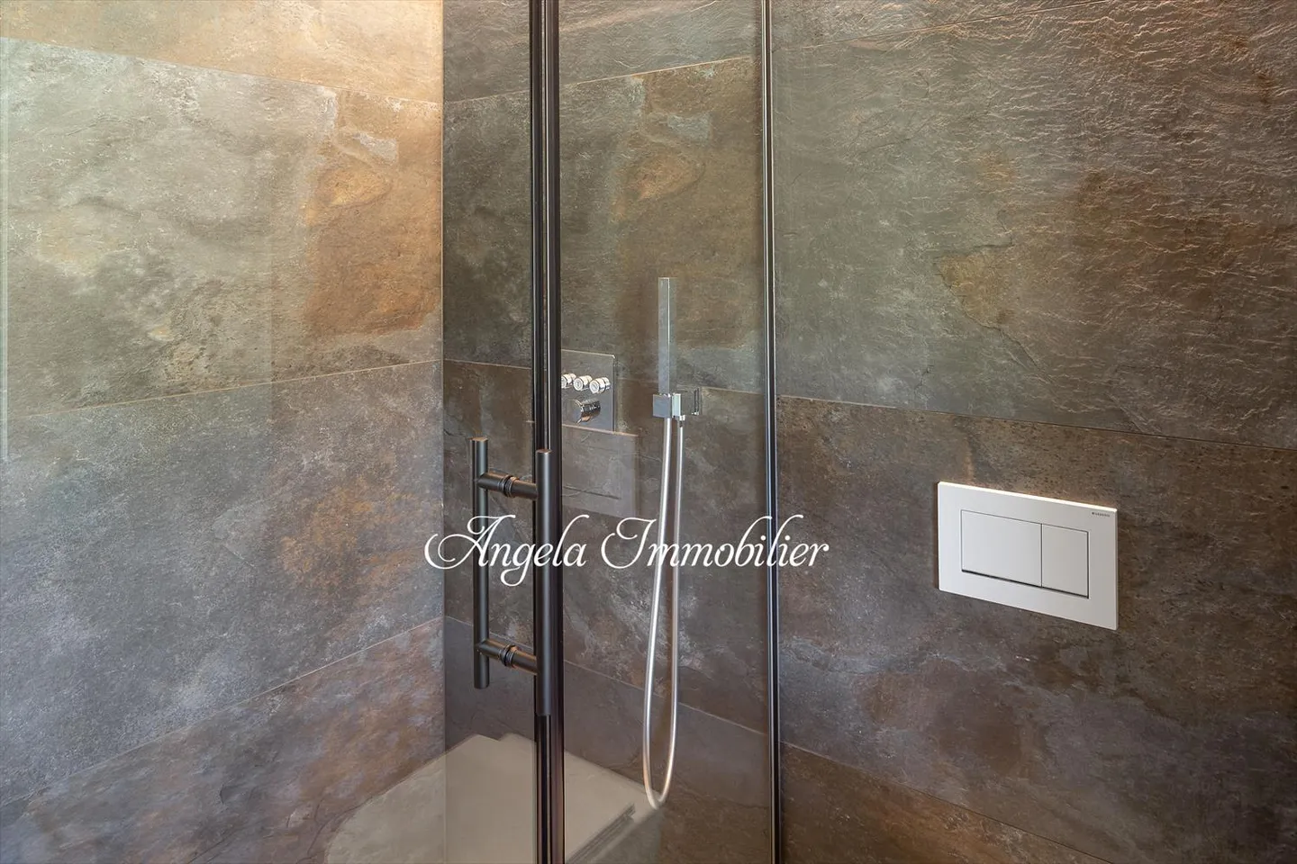 Charming Duplex Apartment - Photo 23 of 27