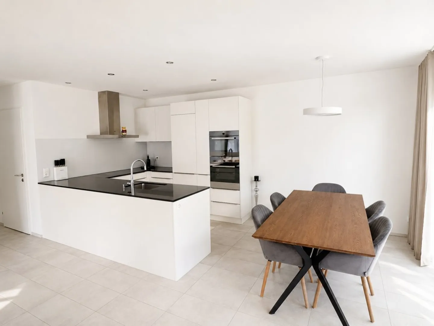 Modern Apartment with Large Terrace - Photo 3 of 7
