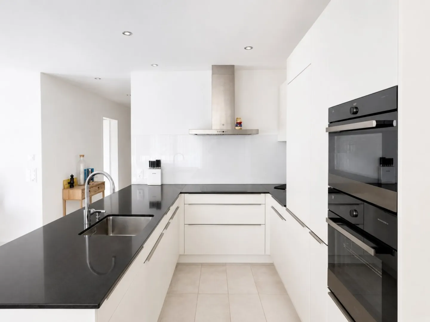 Modern Apartment with Large Terrace - Photo 4 of 7
