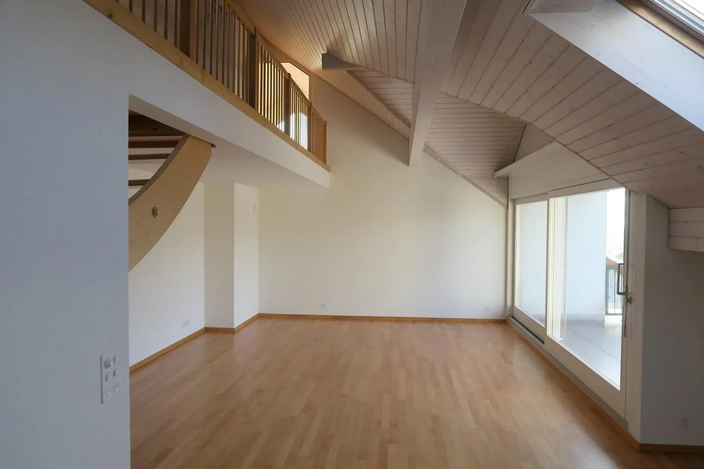 Appartement sous les combles de 5,5 pièces avec galerie et vue sur la montagne - Photo 1 sur 8