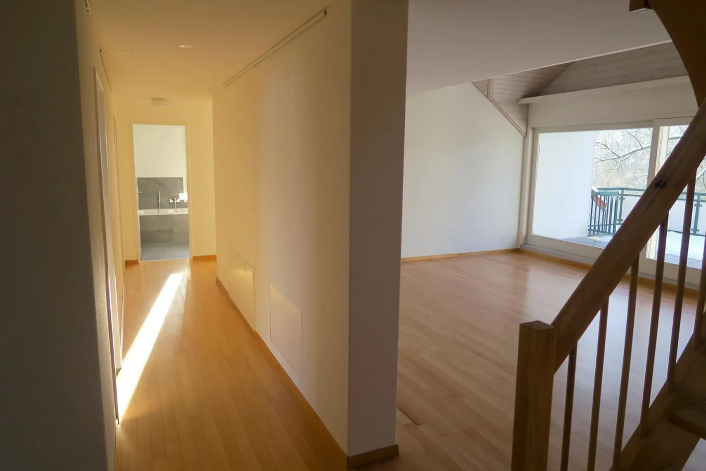 Appartement sous les combles de 5,5 pièces avec galerie et vue sur la montagne - Photo 2 sur 8