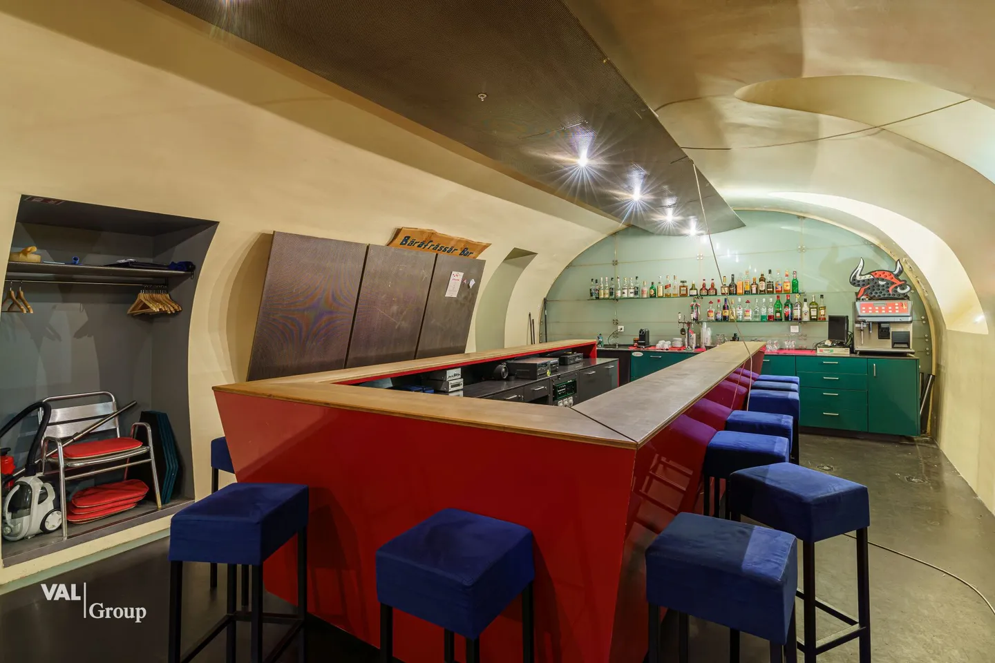 Charming bar premises in a well-frequented location - Photo 2 of 11