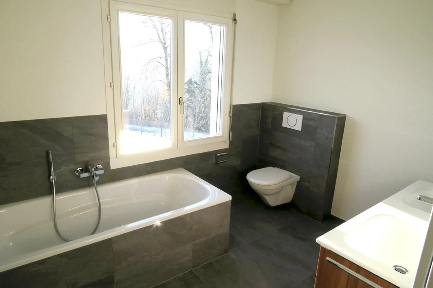 Appartement sous les combles de 5,5 pièces avec galerie et vue sur la montagne - Photo 4 sur 8