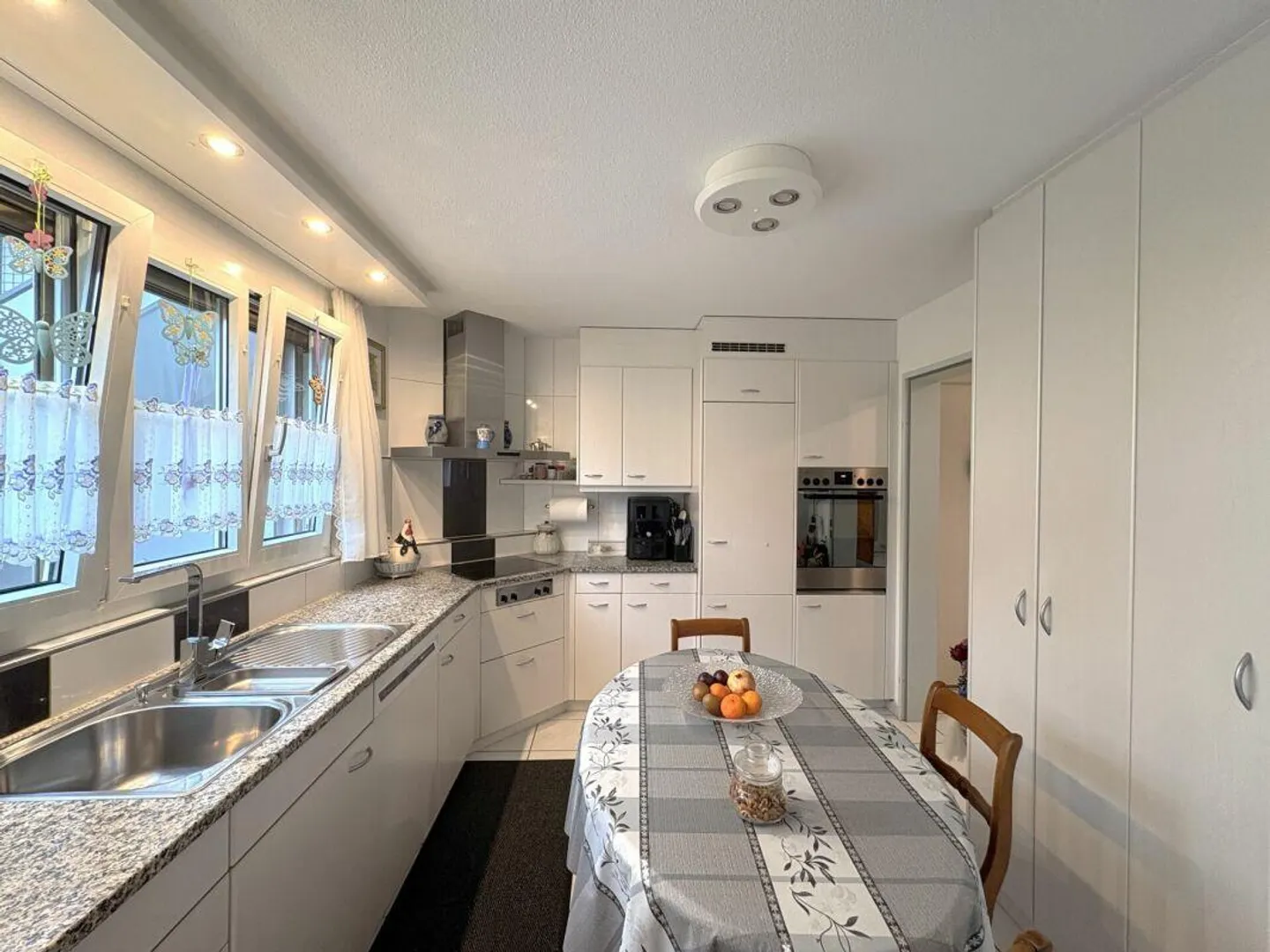 Erdgeschosswohnung mit Sitzplätzen - Foto 2 von 15