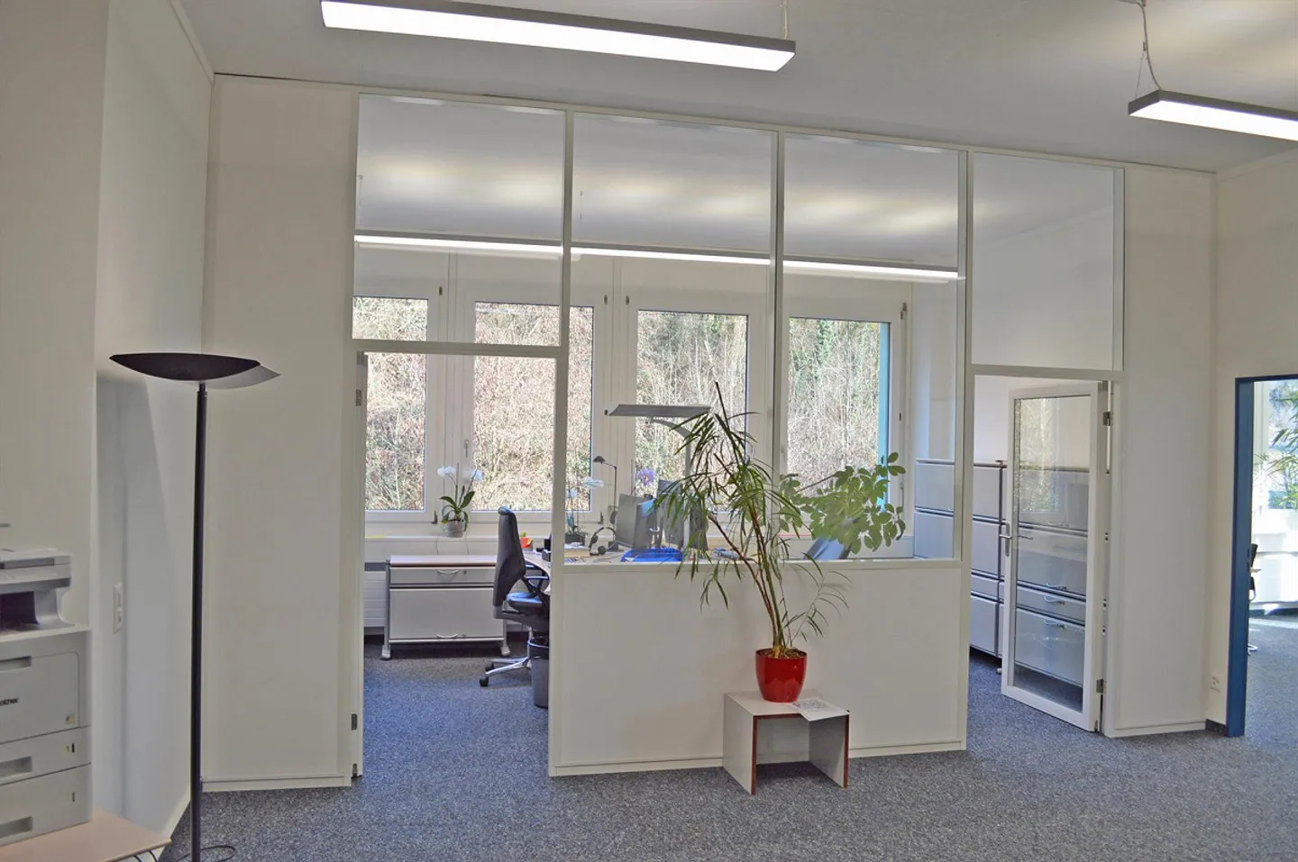 Espace de bureau attrayant avec beaucoup de lumière naturelle - Photo 4 sur 9