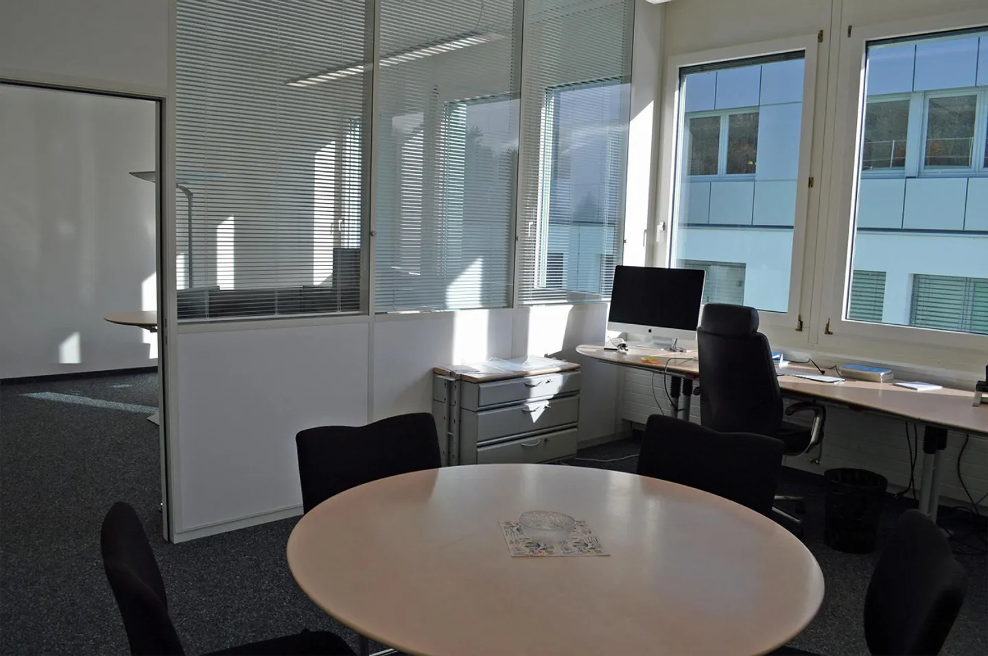 Espace de bureau attrayant avec beaucoup de lumière naturelle - Photo 5 sur 9