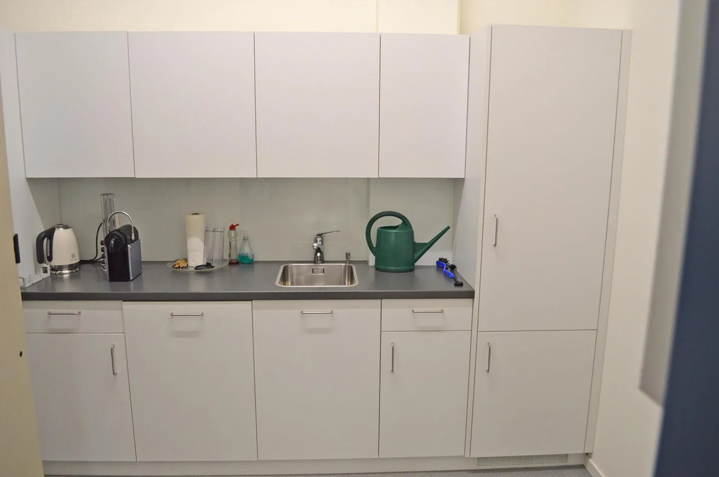 Espace de bureau attrayant avec beaucoup de lumière naturelle - Photo 8 sur 9