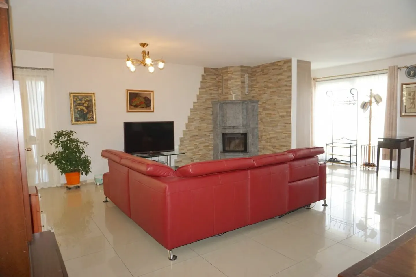 ARI-262 - Magnifique rez-de-jardin de 5,5 pièces dans une maison de standing à 2 logements - Photo 5 of 30