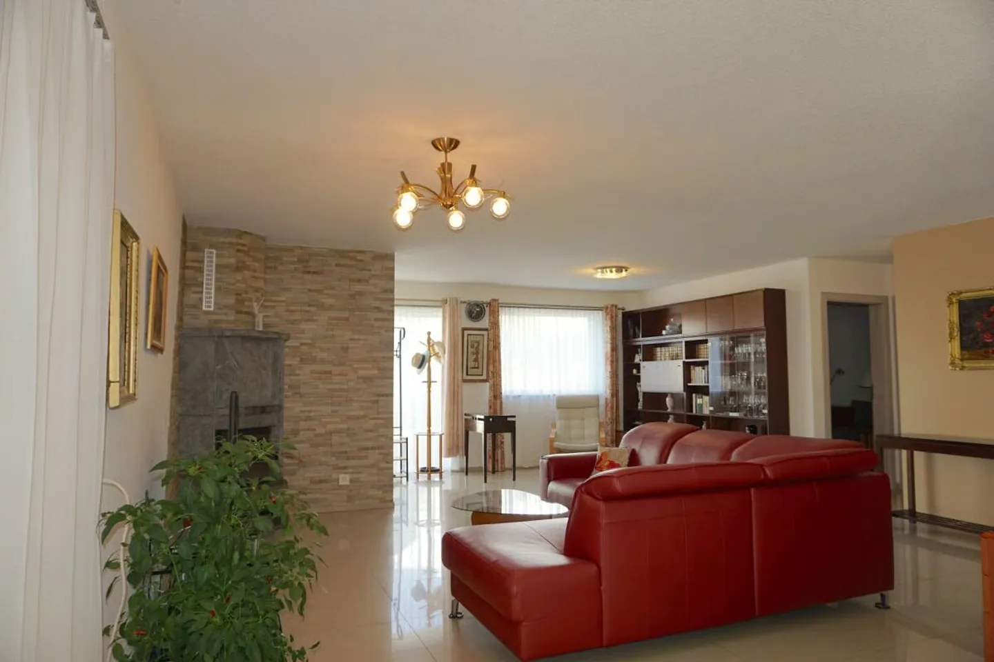 ARI-262 - Magnifique rez-de-jardin de 5,5 pièces dans une maison de standing à 2 logements - Photo 6 of 30