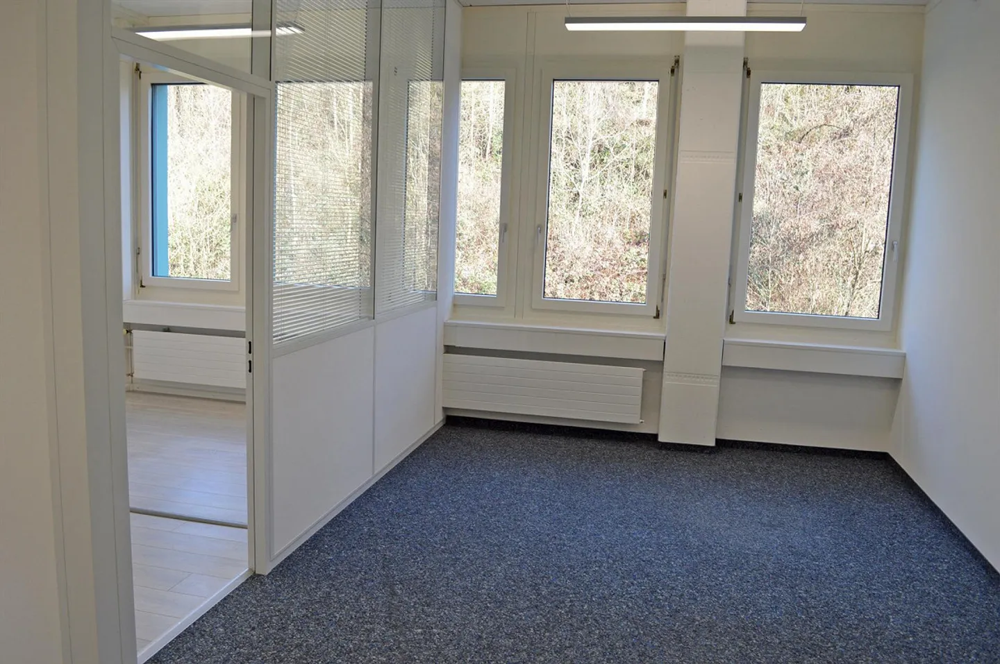 Espace de bureau attrayant avec beaucoup de lumière naturelle - Photo 7 sur 9