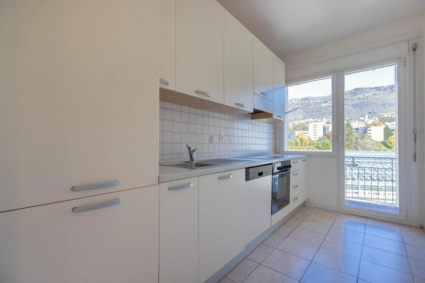 Spacious and bright 3.5-room apartment in Chiasso - Photo 1 of 9