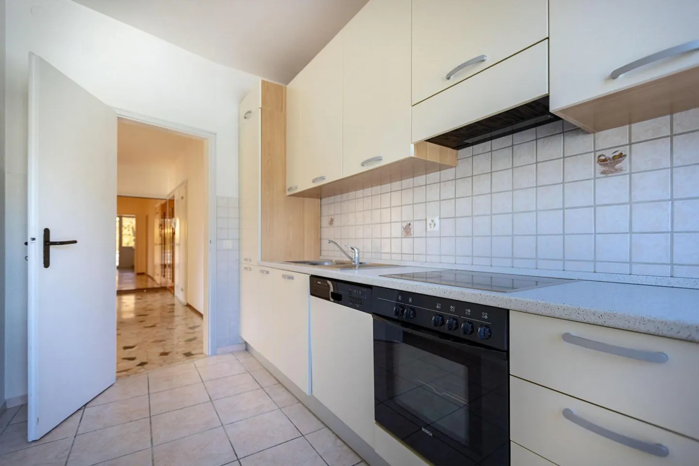 Spacious and bright 3.5-room apartment in Chiasso - Photo 2 of 9