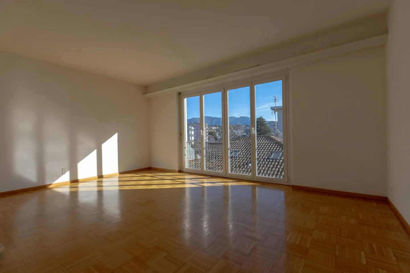 Spacious and bright 3.5-room apartment in Chiasso - Photo 4 of 9
