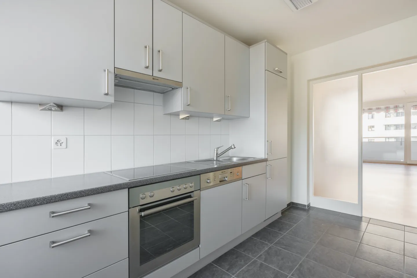 Sunny apartment with two balconies and ideal connections - Photo 3 of 9