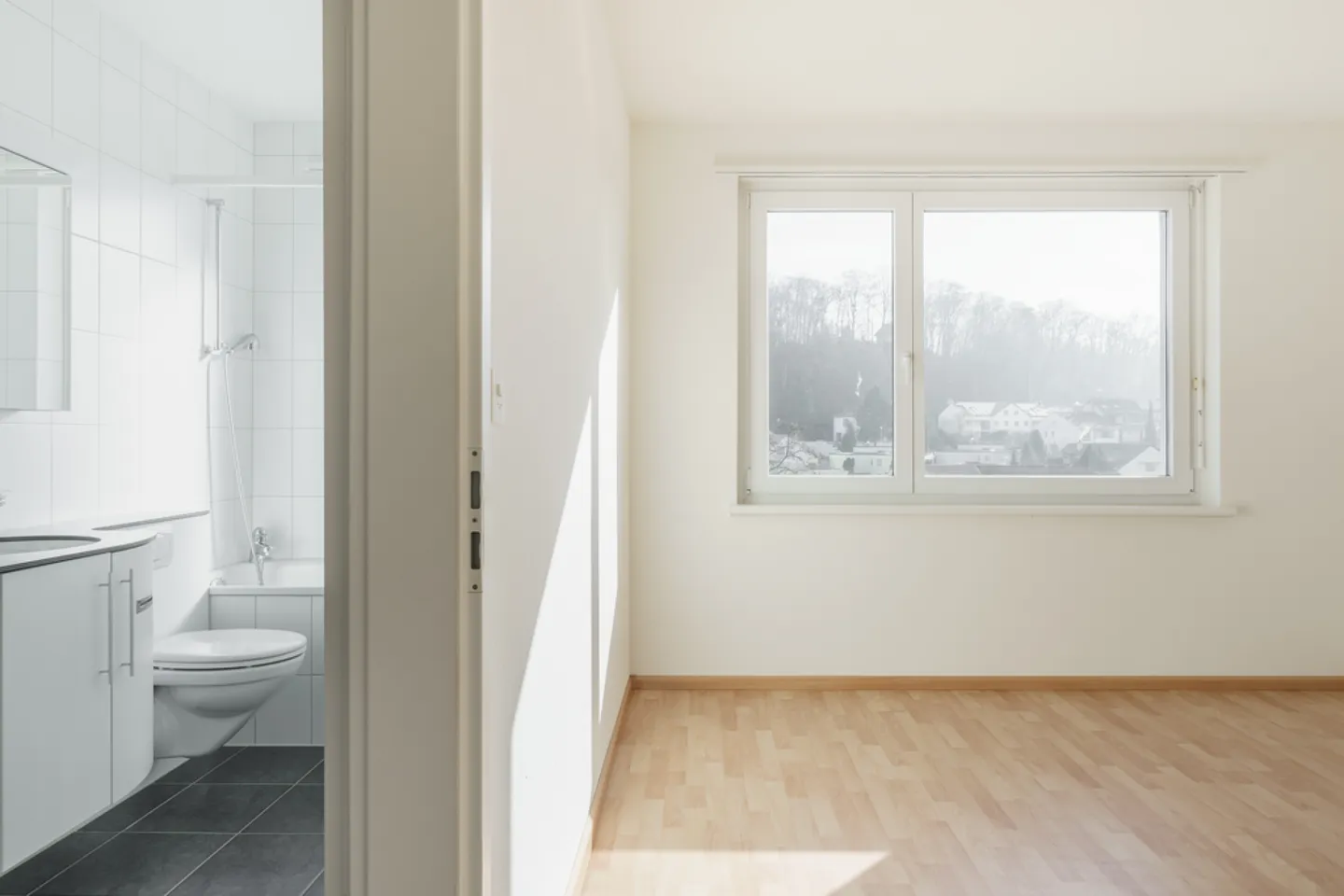 Sunny apartment with two balconies and ideal connections - Photo 6 of 9