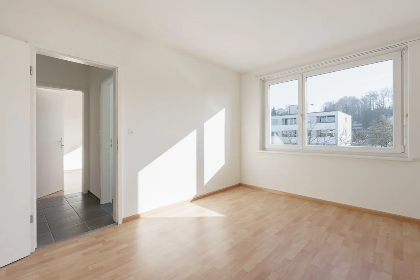 Sunny apartment with two balconies and ideal connections - Photo 7 of 9