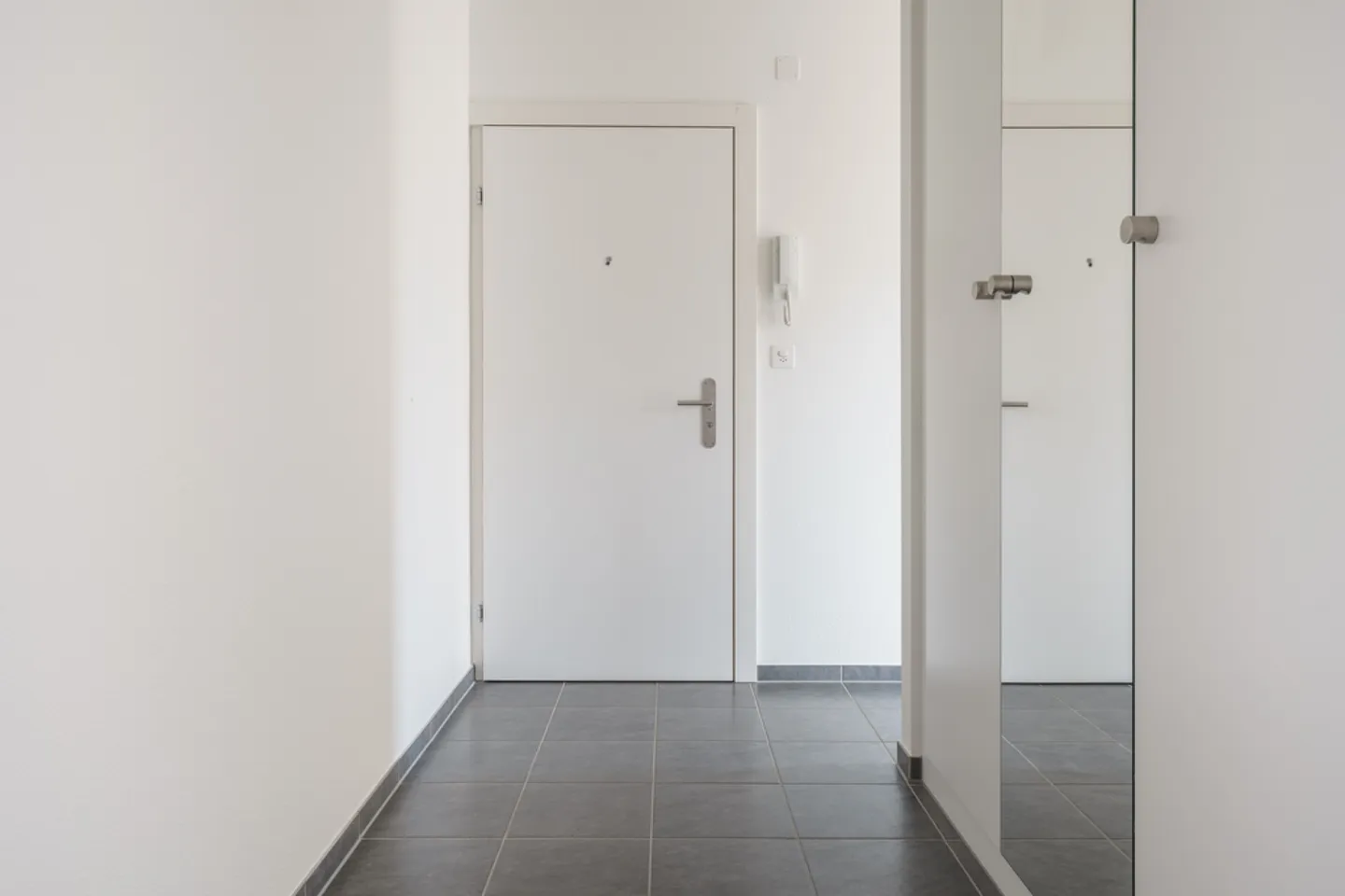 Sunny apartment with two balconies and ideal connections - Photo 9 of 9