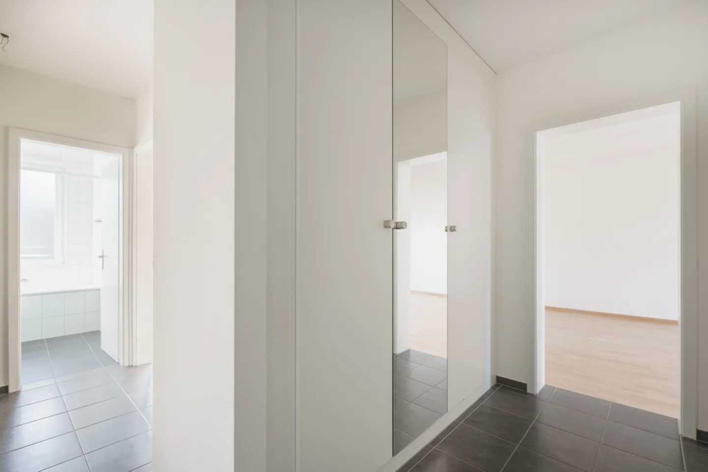 Sunny apartment with two balconies and ideal connections - Photo 5 of 9