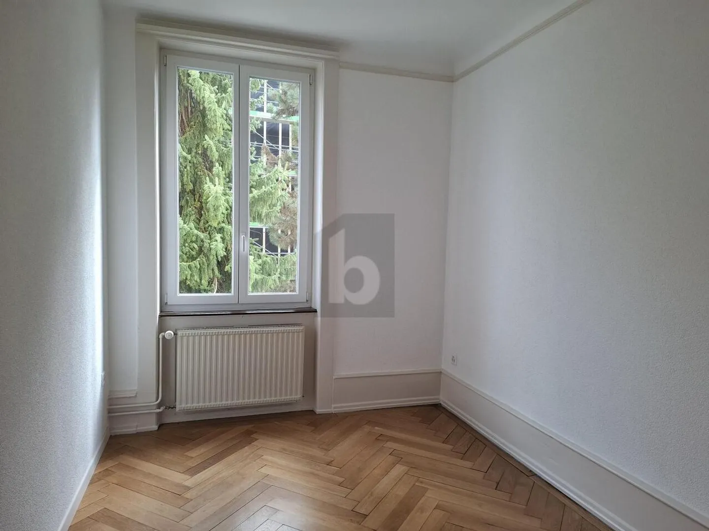 BRIGHT, SPACIOUS AND VERY WELL LOCATED - Photo 4 of 6