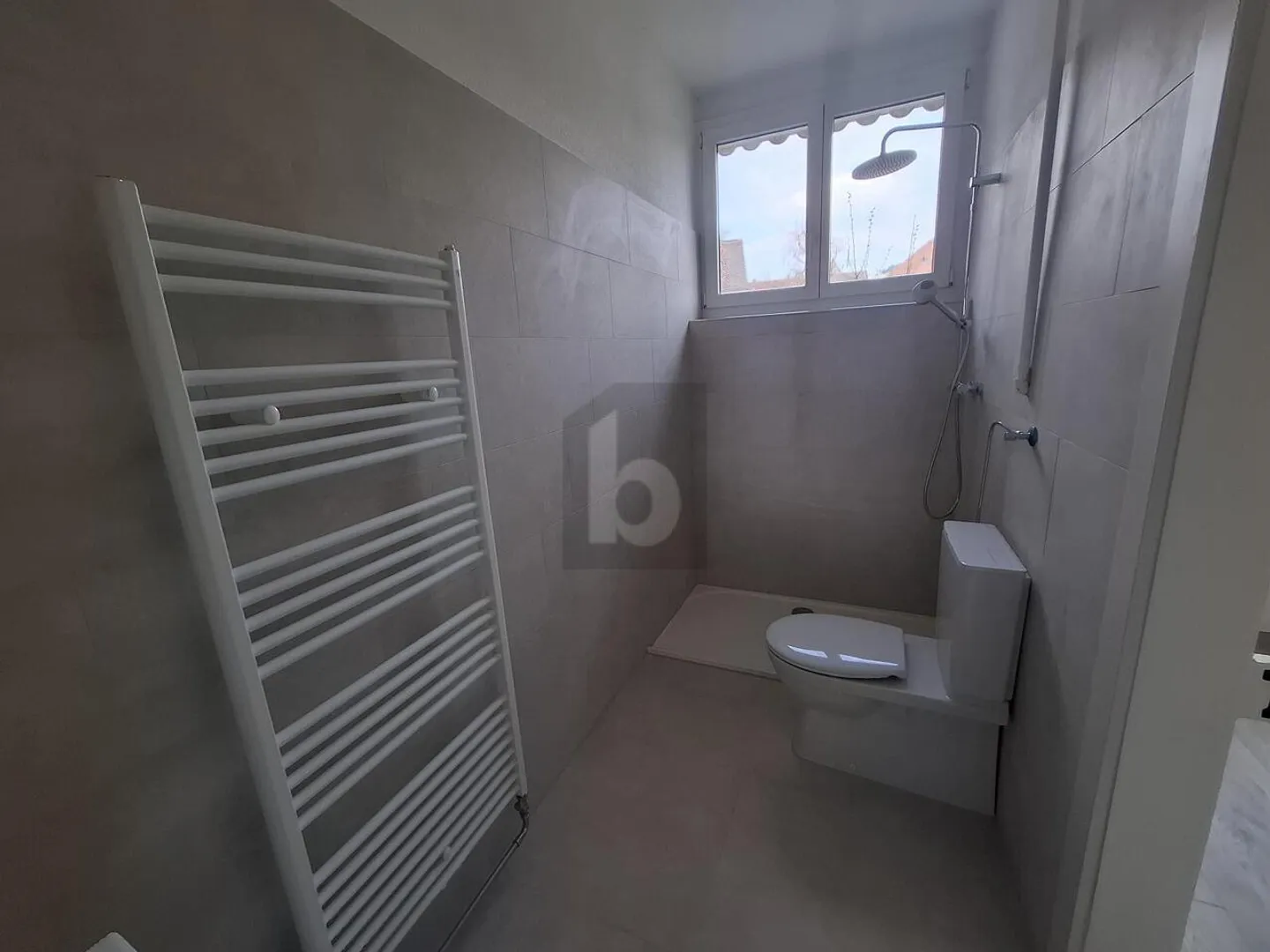 BRIGHT, SPACIOUS AND VERY WELL LOCATED - Photo 5 of 6