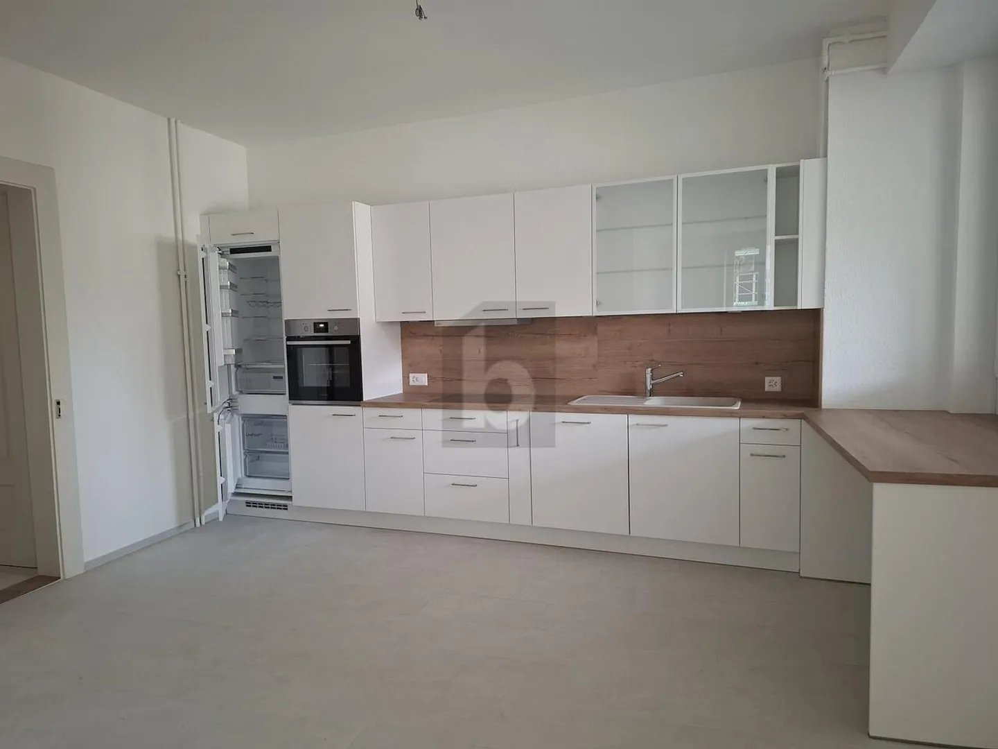 BRIGHT, SPACIOUS AND VERY WELL LOCATED - Photo 2 of 6