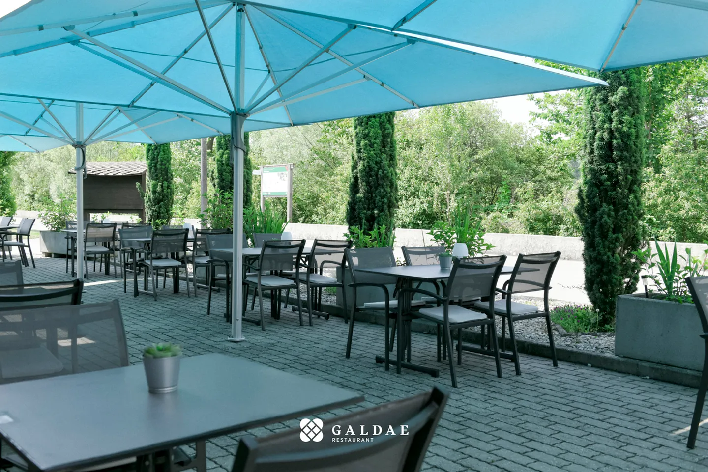 Gewerbegebäude mit Restaurant - Foto 9 von 16