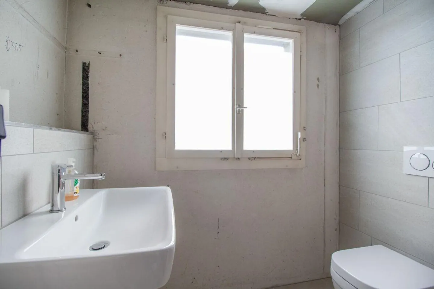 Casa unifamiliare indipendente con potenziale, grande laboratorio separato... - Foto 17 di 24