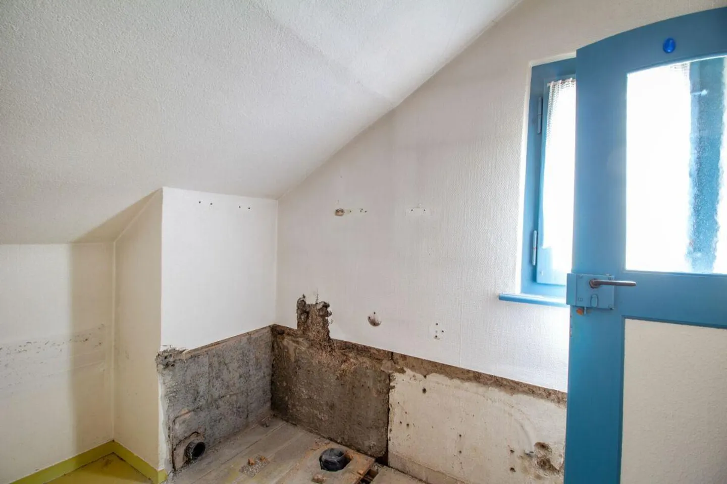 Casa unifamiliare indipendente con potenziale, grande laboratorio separato... - Foto 19 di 24