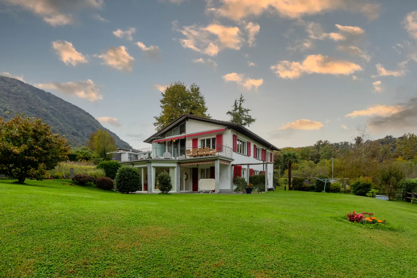 Charming two-family house with development potential - Photo 1 of 13