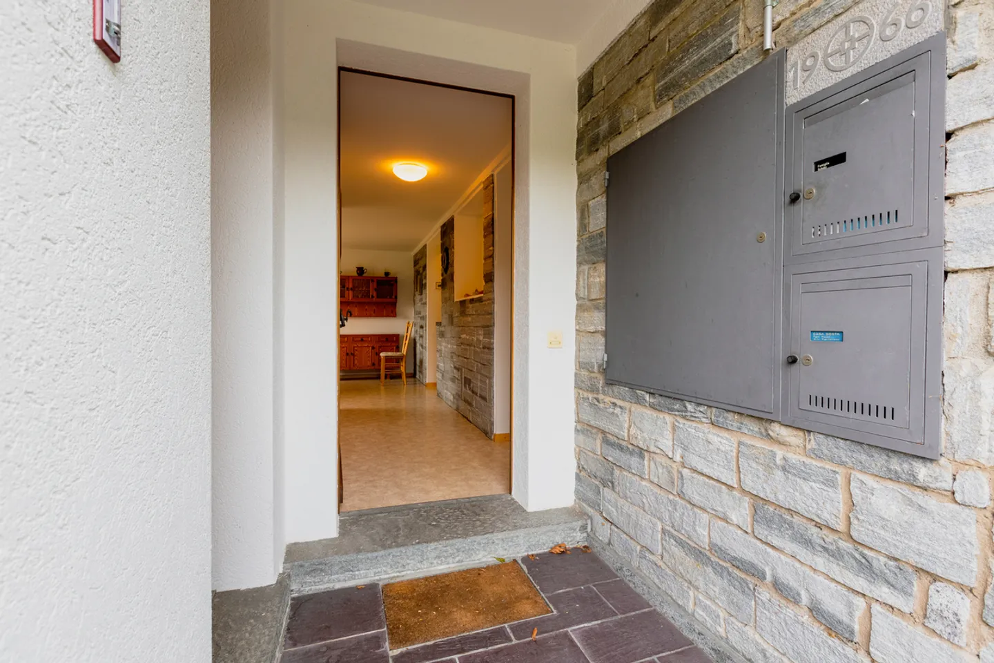 Charming two-family house with development potential - Photo 2 of 13