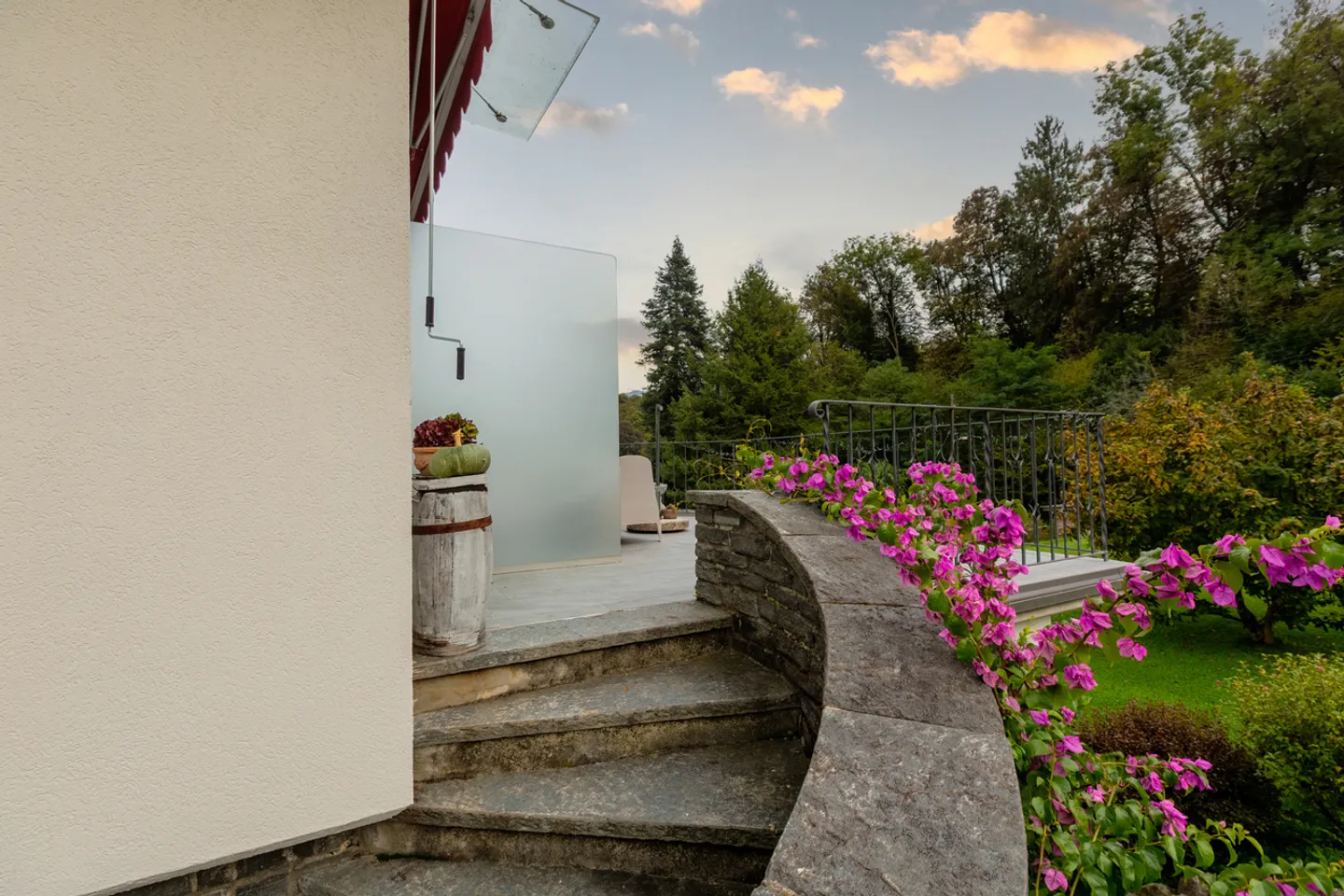 Charming two-family house with development potential - Photo 7 of 13