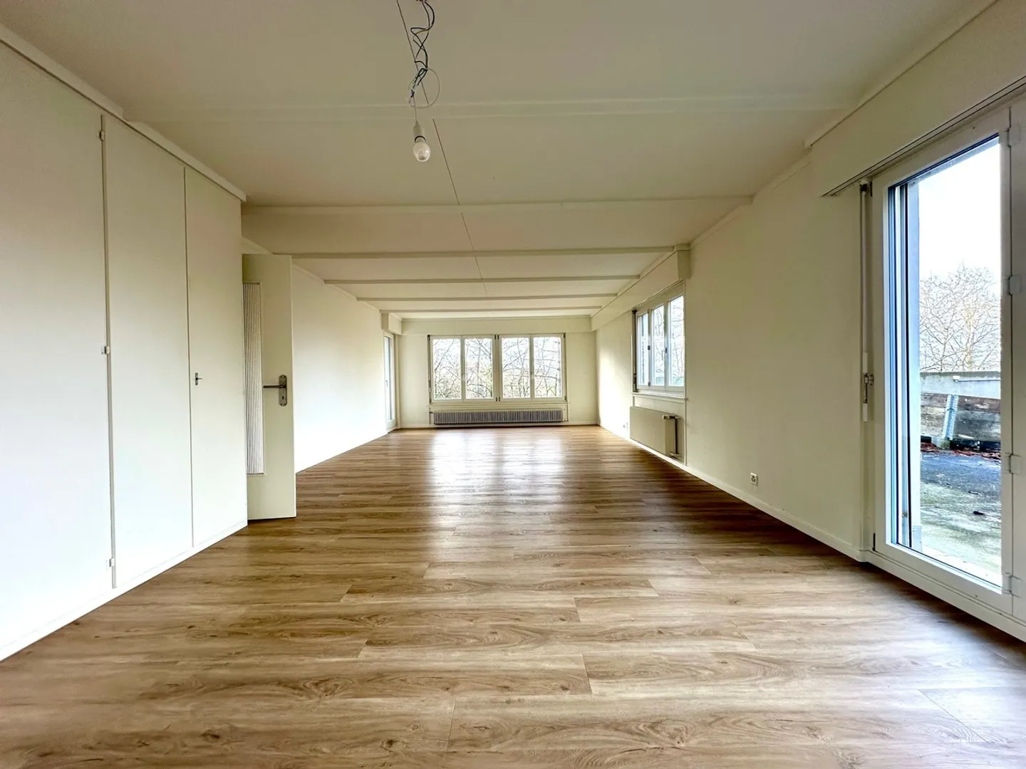 Edificio residenziale e commerciale attraente con magazzino e 3 appartamenti - Foto 3 di 15