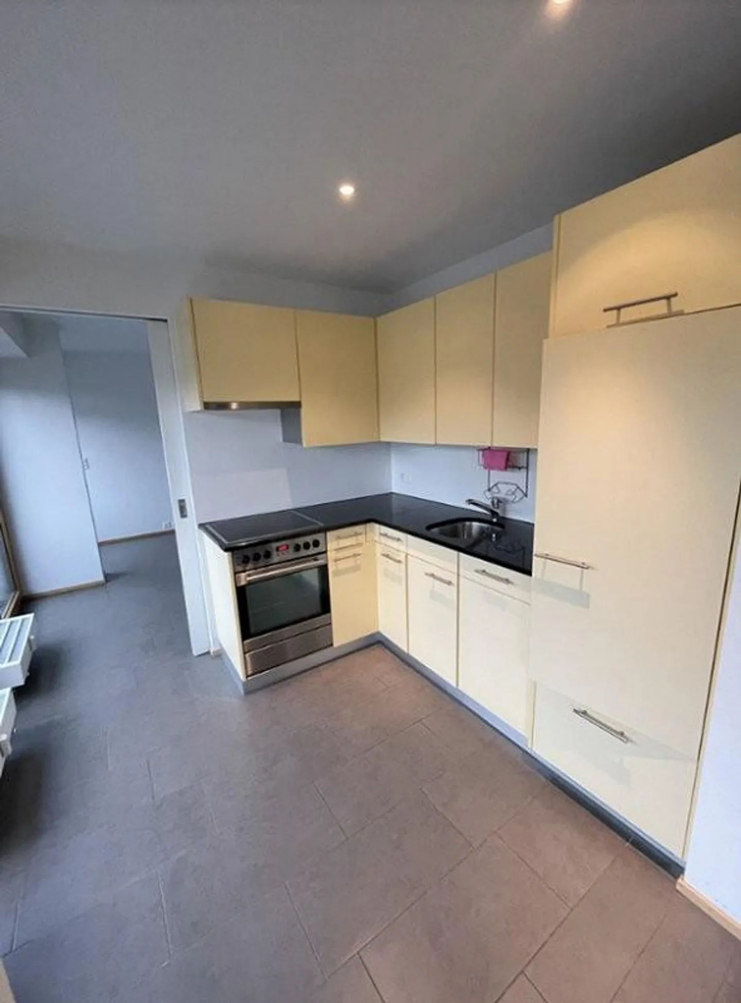 Moderne 2.5-Zimmer-Wohnung - Foto 2 von 8