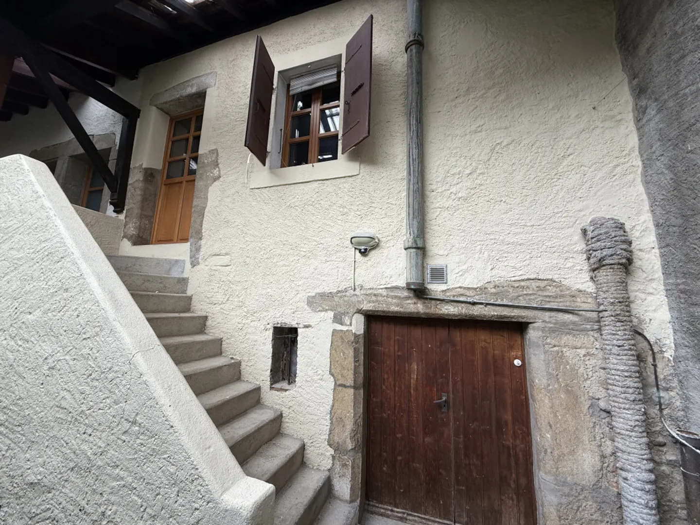 Renovated triplex of 127 m² in the heart of the village of Landecy, eligible for Casatax - Photo 3 of 9