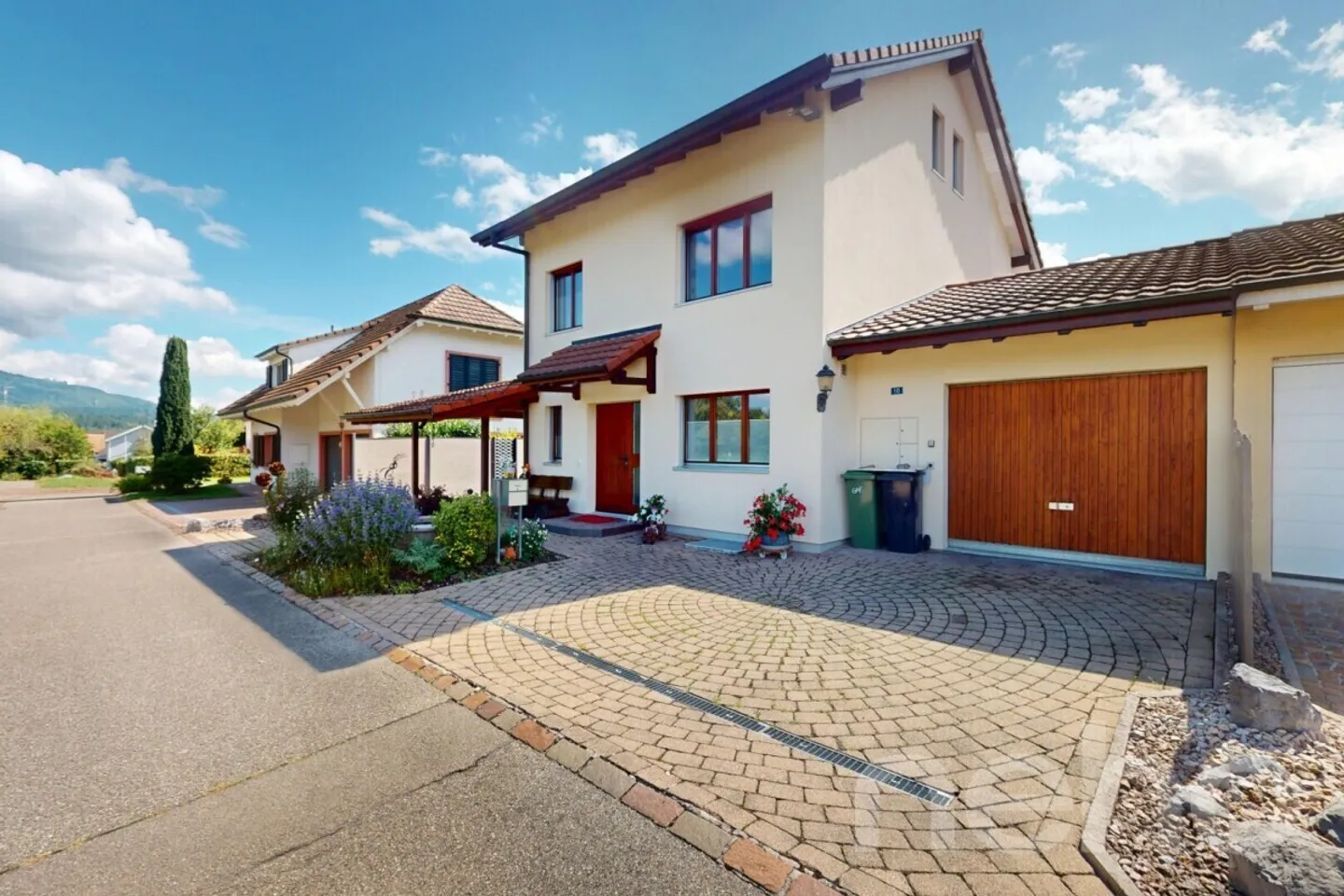 Lichtdurchflutetes Einfamilienhaus mit Garten und Cheminée in Wallbach - Foto 1 von 12