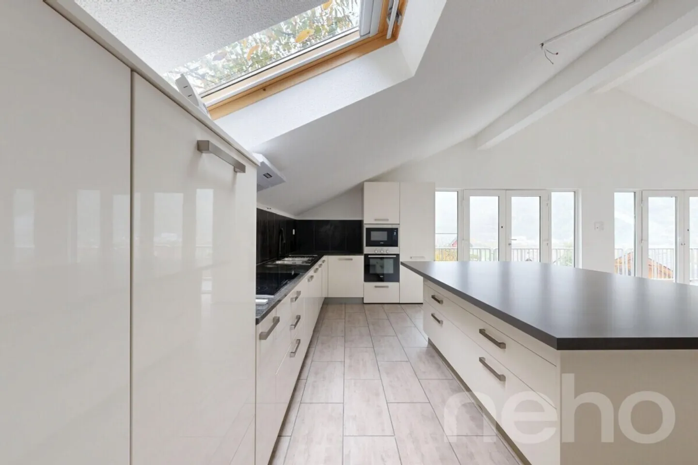 Spacious bright apartment with 2 parking spaces in Collonges - Photo 4 of 12