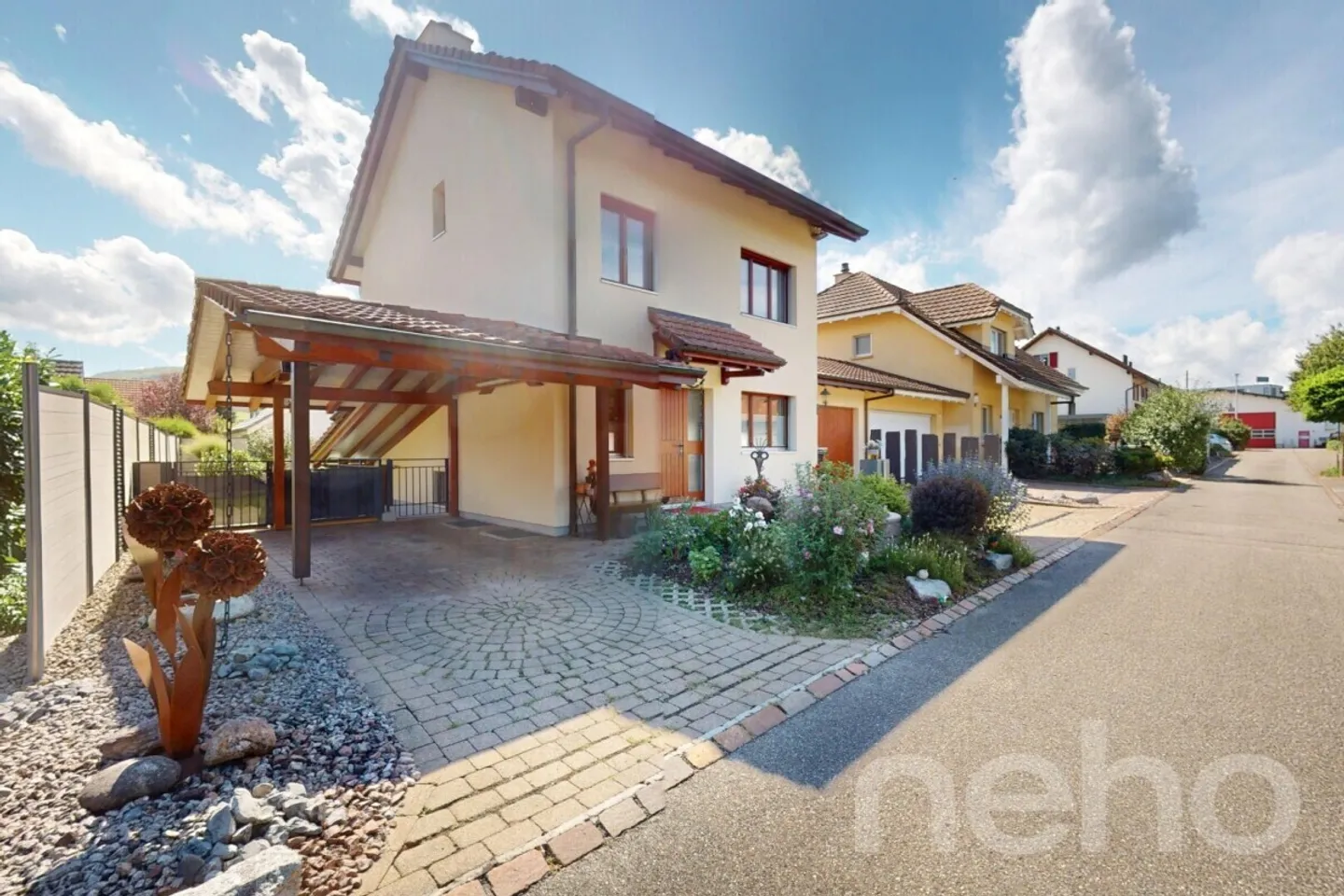 Lichtdurchflutetes Einfamilienhaus mit Garten und Cheminée in Wallbach - Foto 2 von 12