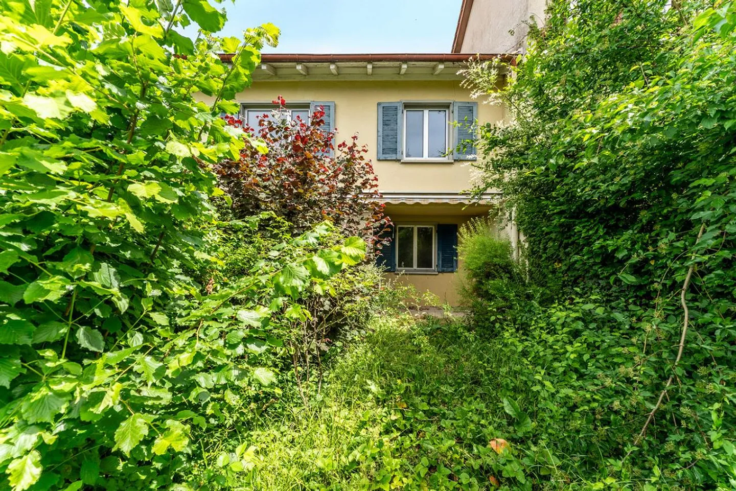 Charmante maison mitoyenne dans un emplacement calme avec potentiel de développement - Photo 1 sur 10