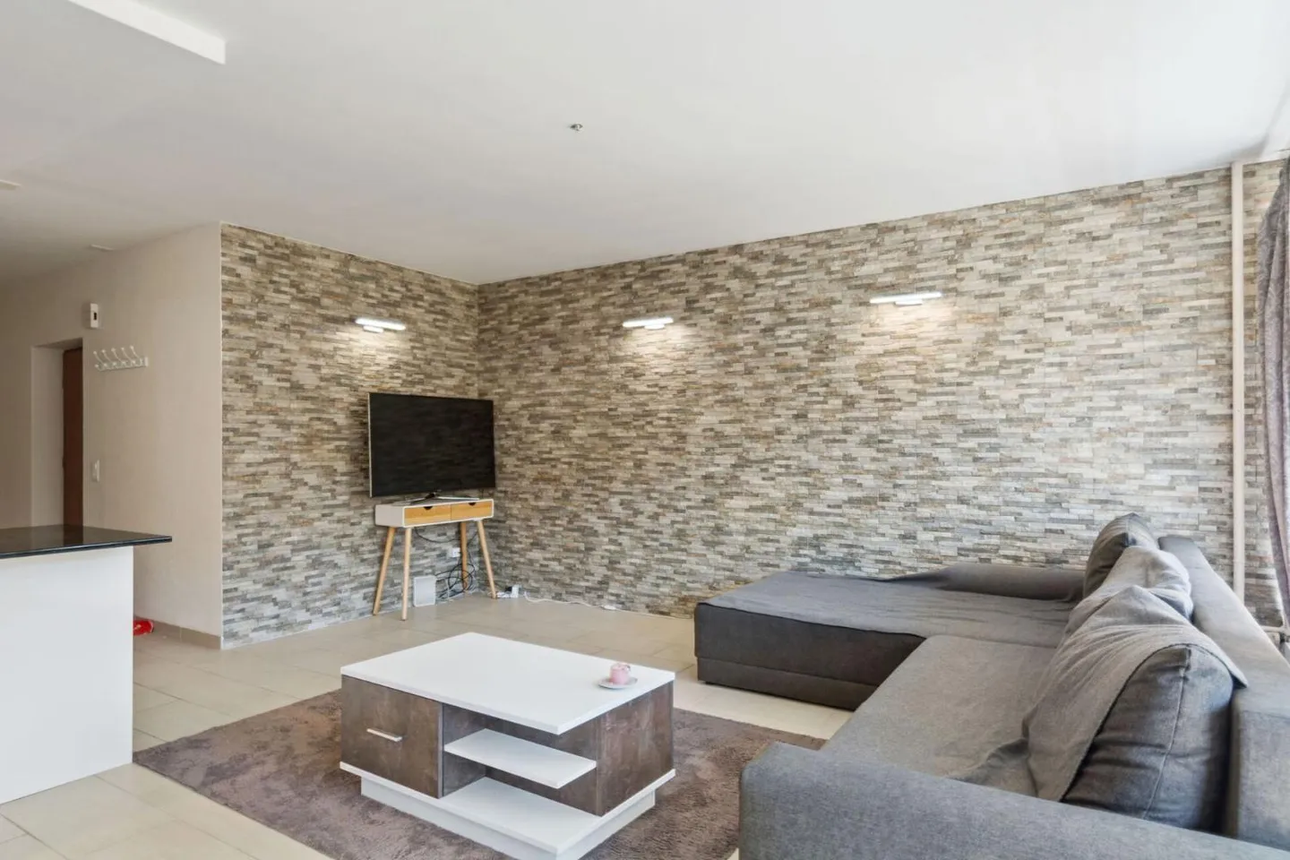 Modern Apartment with Terrace - Photo 2 of 11