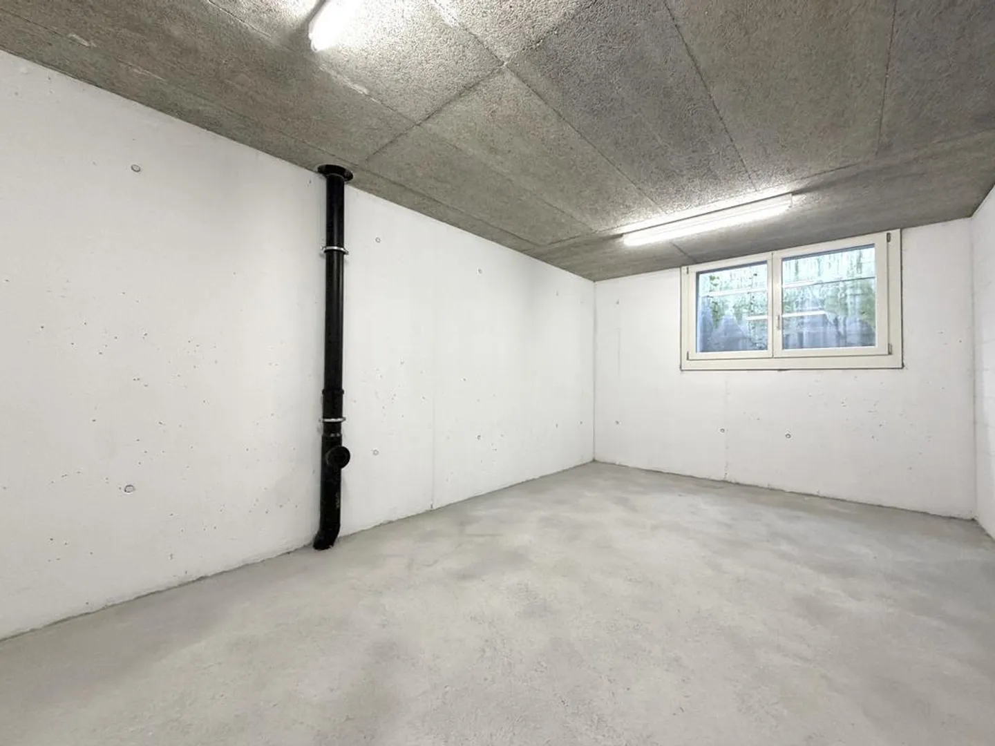 Practical storage room in a central location in Binningen - Photo 2 of 3