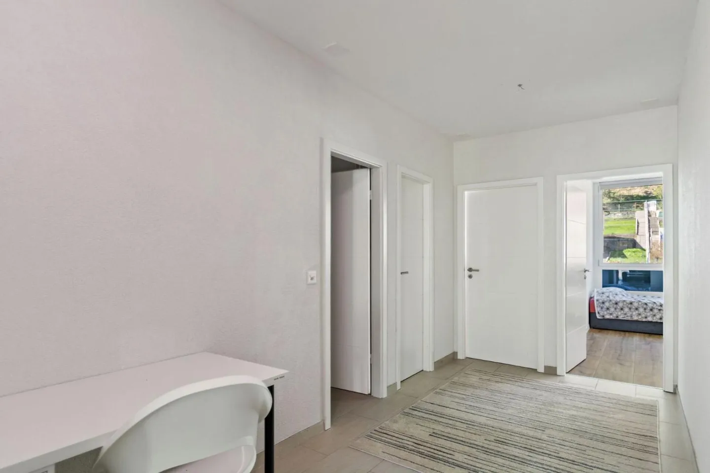 Modern Apartment with Terrace - Photo 6 of 11