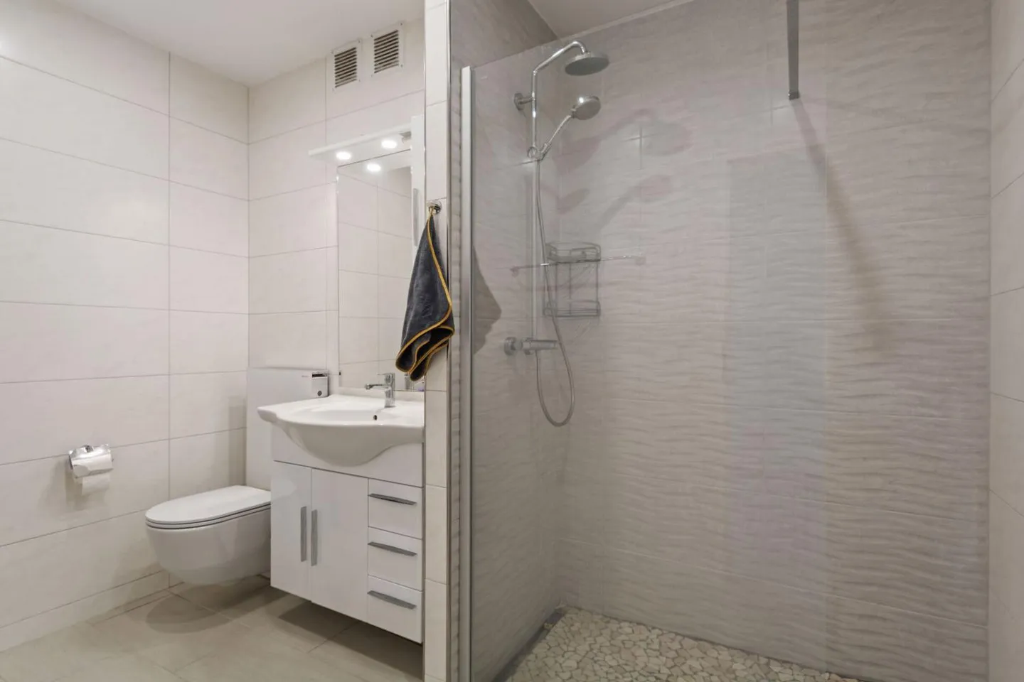 Modern Apartment with Terrace - Photo 7 of 11