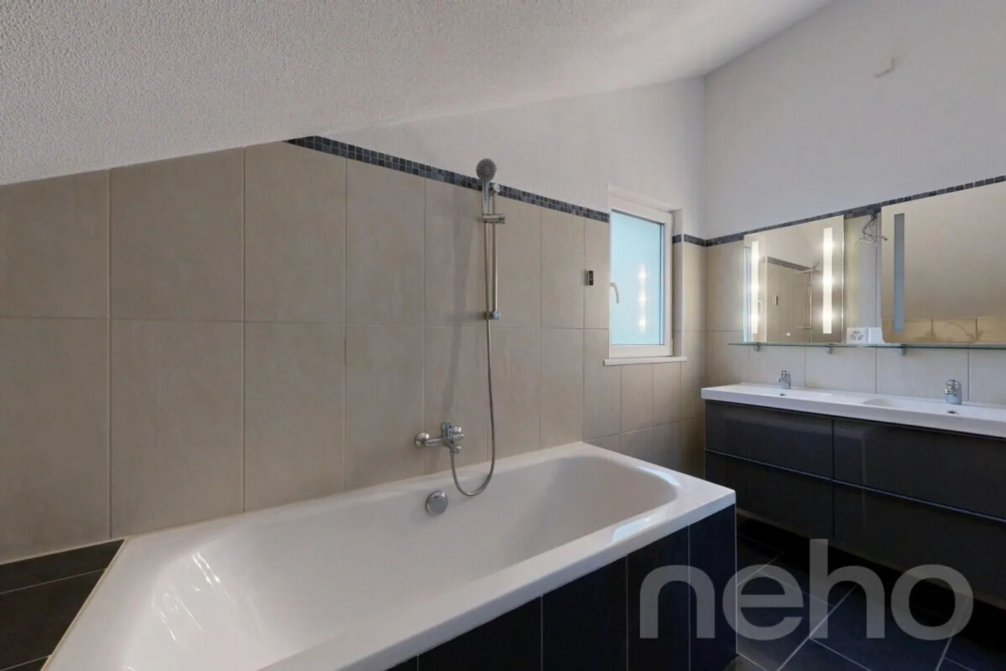 Spacious bright apartment with 2 parking spaces in Collonges - Photo 11 of 12