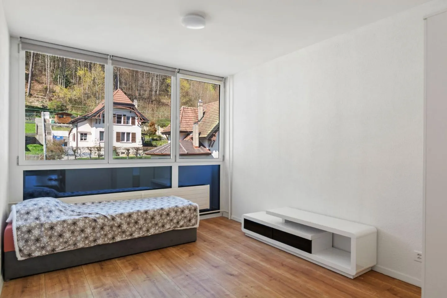 Modern Apartment with Terrace - Photo 8 of 11