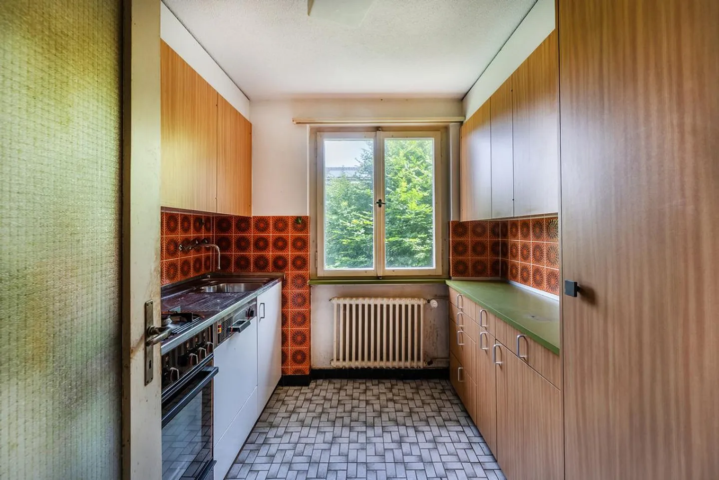 Charmante maison mitoyenne dans un emplacement calme avec potentiel de développement - Photo 4 sur 10