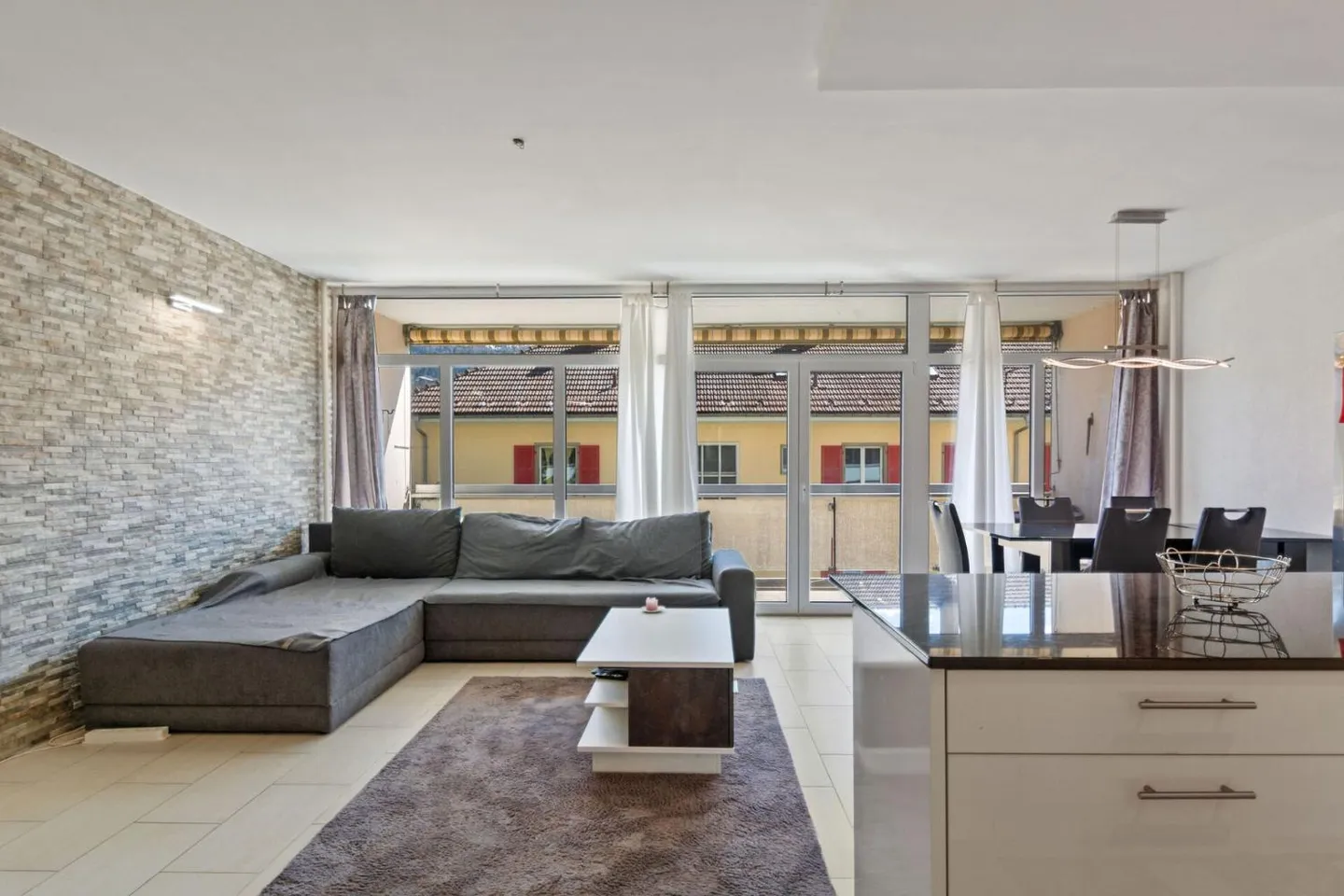 Modern Apartment with Terrace - Photo 4 of 11