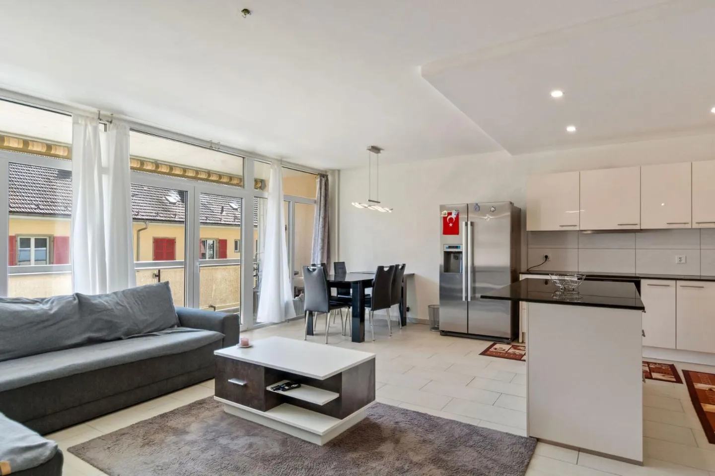 Modern Apartment with Terrace - Photo 5 of 11